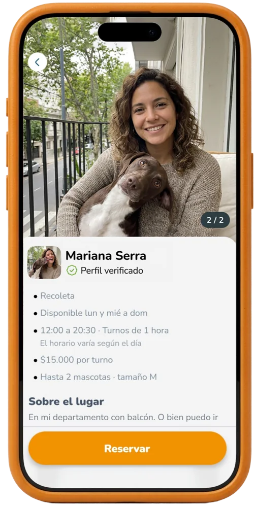 Pantalla de la app: perfil verificado de Mariana Serra, con zona, horarios, precio por turno y el botón de reservar