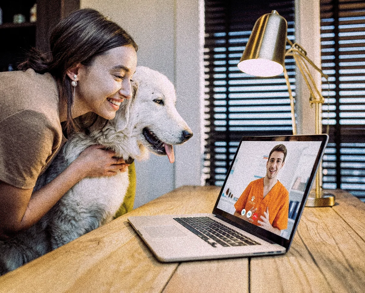 Tutora con su perro en una consulta veterinaria online