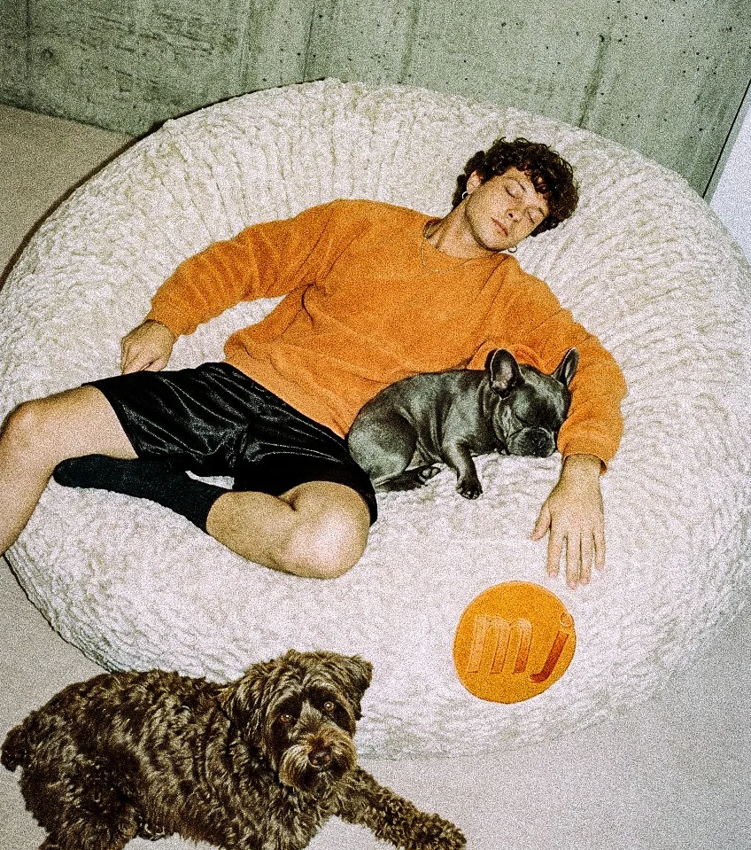 Persona descansando con un perro en un puff